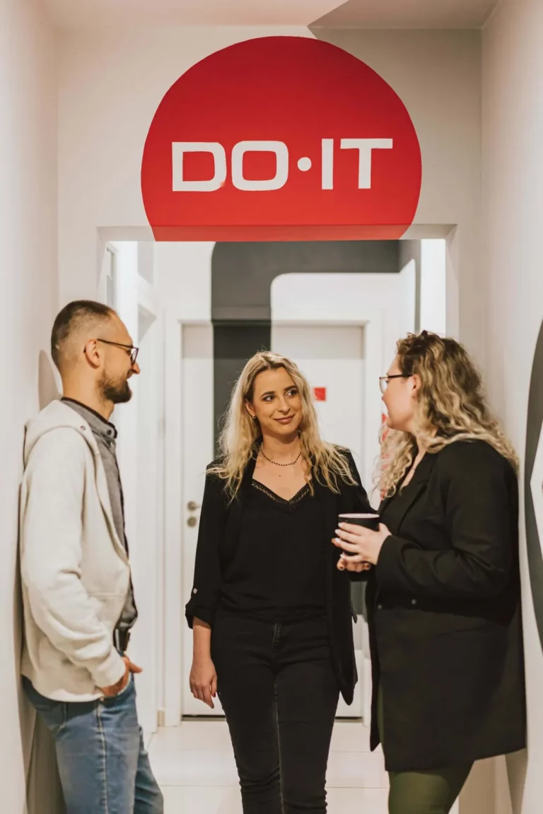 Rozmowa w biurze pod napisem DO IT