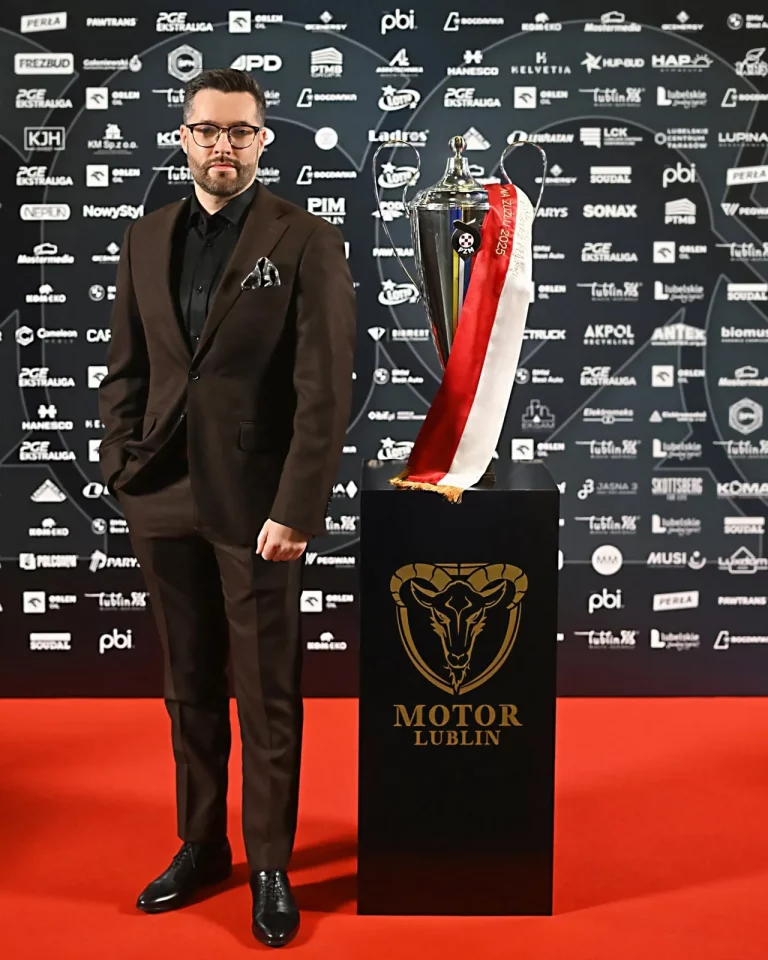 Przedstawiciel icomSEO na gali Motoru Lublin obok pucharu