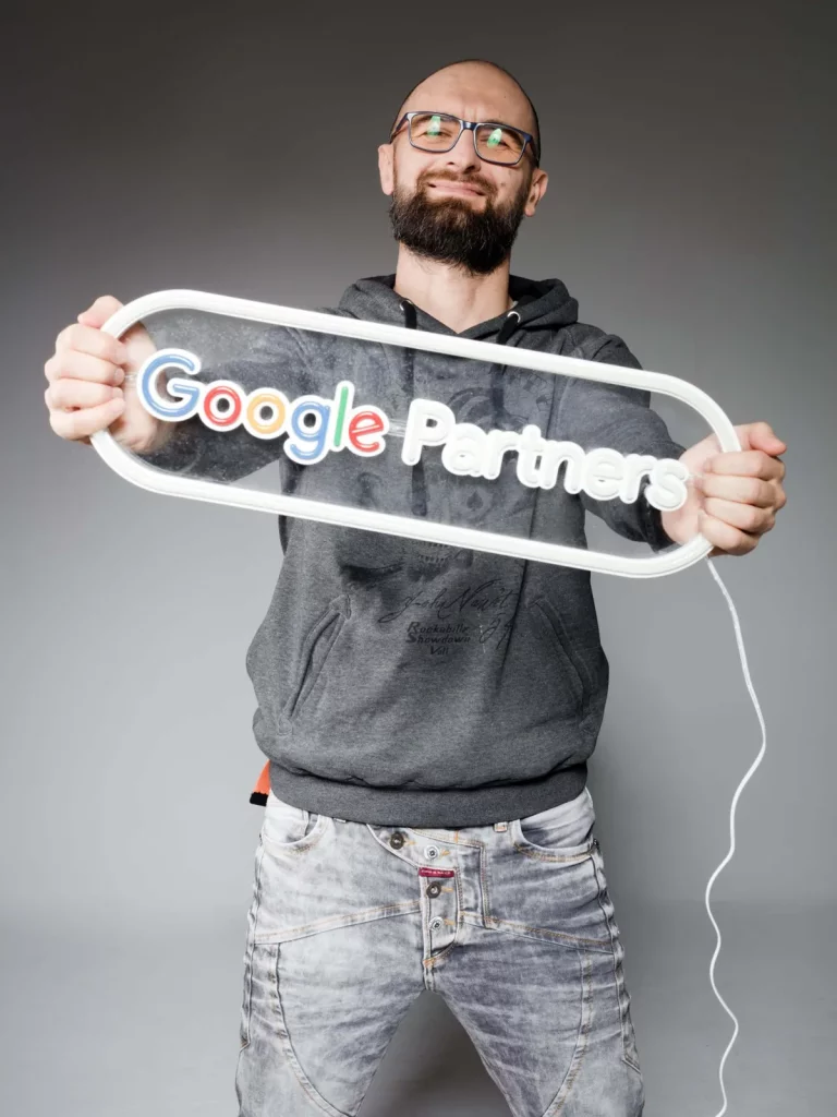 Członek zespołu z neonem Google Partners