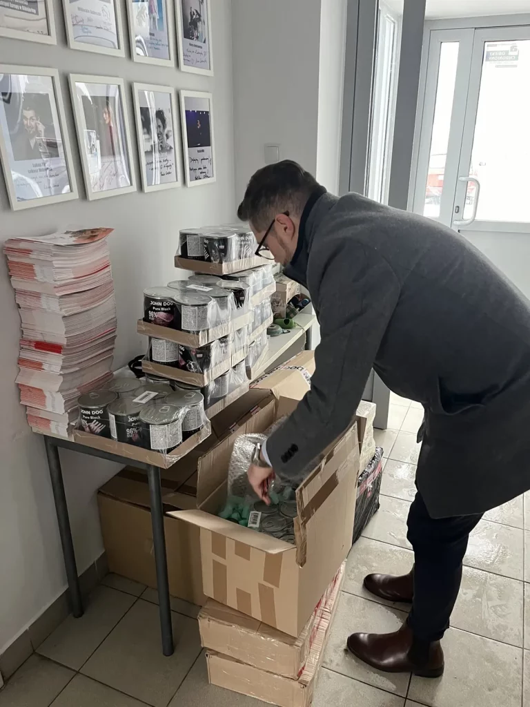 Pakowanie puszek z karmą dla psów