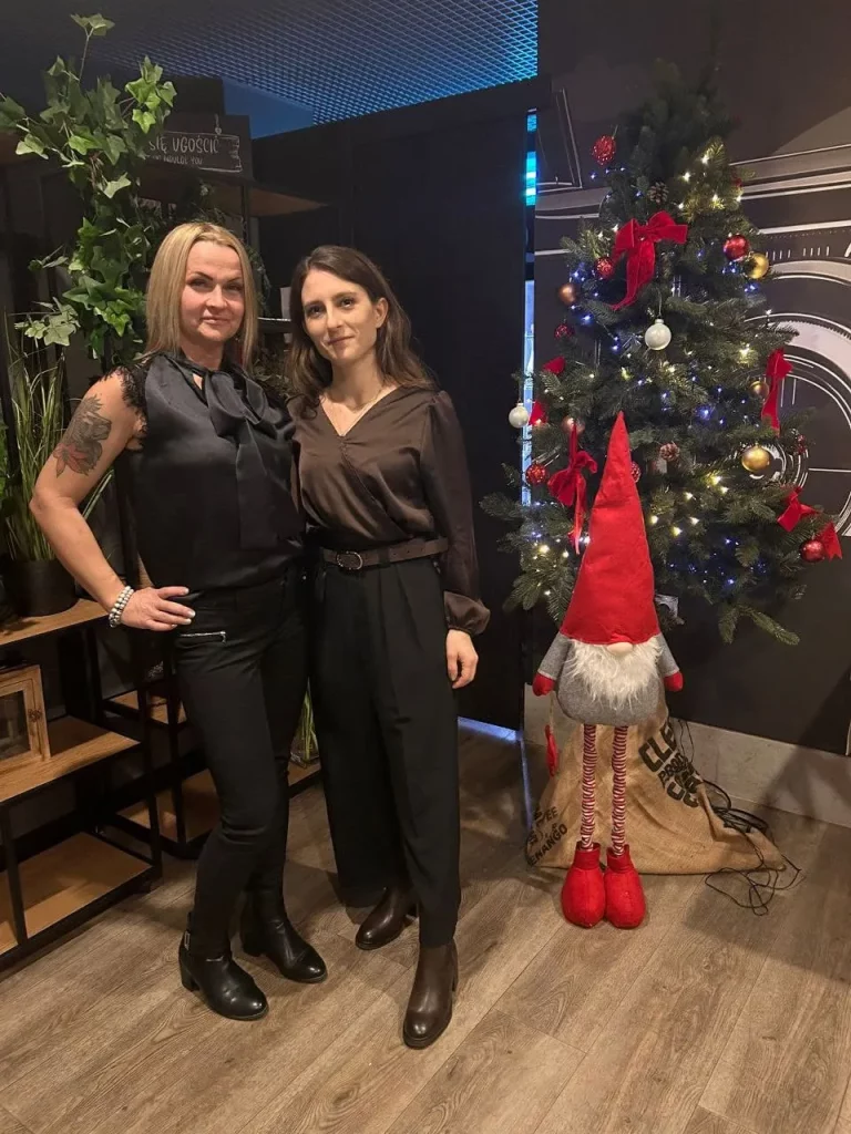 Dwie osoby z zespołu przy choince w restauracji Ansaldo