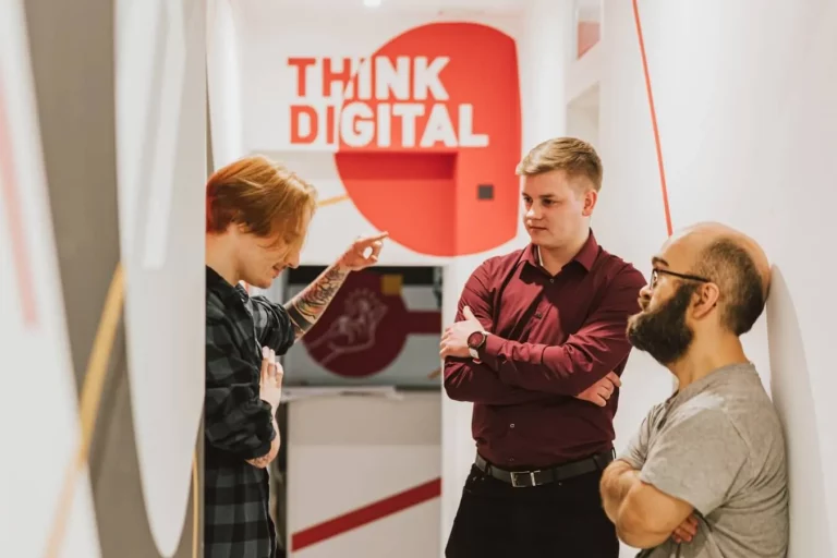 Rozmowa w biurze pod hasłem Think digital
